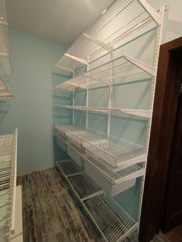 Белая П-образная гардеробная с выдвижными корзинами, ~1,8×3 м, фото 6