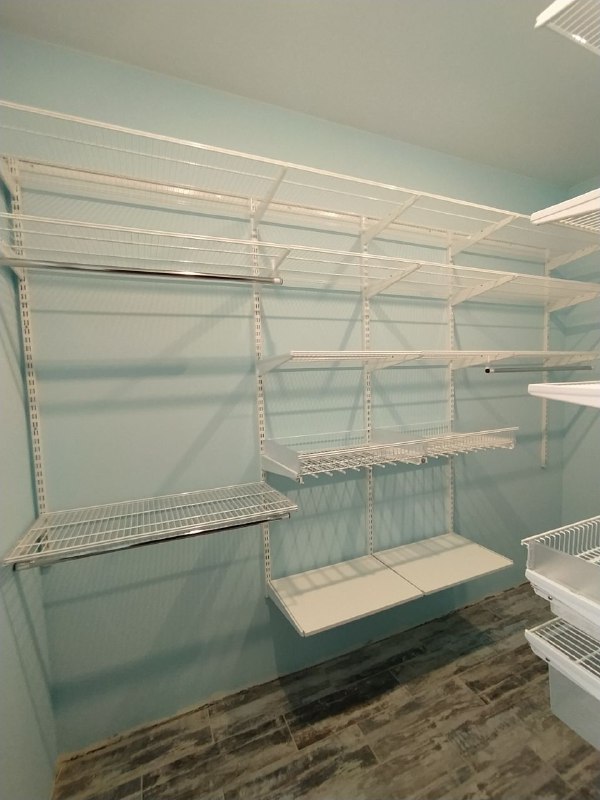 Белая П-образная гардеробная с выдвижными корзинами, ~1,8×3 м, фото 7