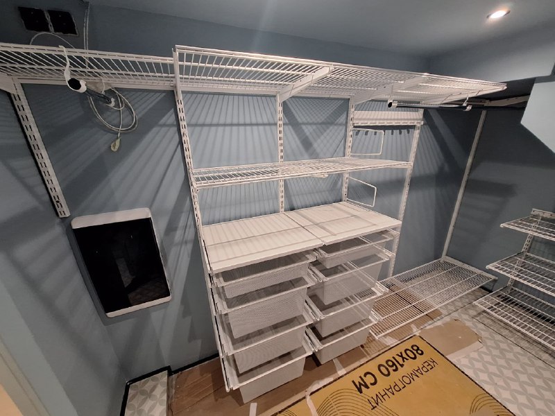 Белая П-образная гардеробная с выдвижными корзинами, ~2,2×3,2 м, фото 3