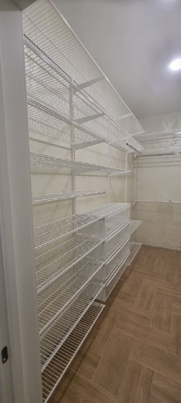 Белая П-образная гардеробная с выдвижными корзинами, фото 1