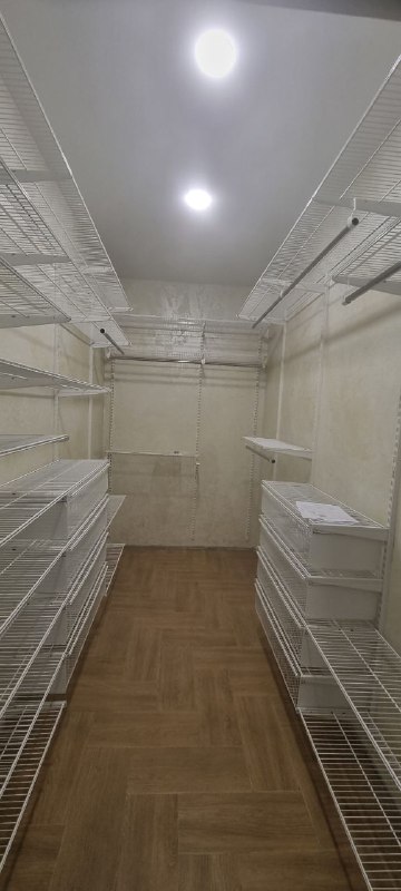 Белая П-образная гардеробная с выдвижными корзинами, фото 2