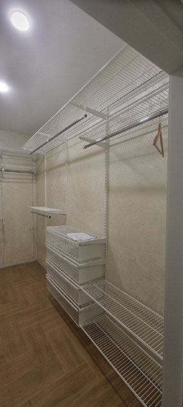 Белая П-образная гардеробная с выдвижными корзинами, фото 3