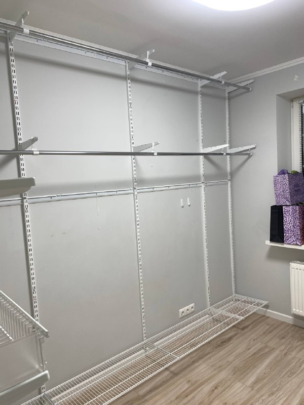 Белая П-образная гардеробная с выдвижными корзинами, ~3×2 м, фото 4