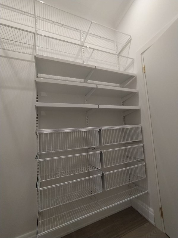 Белая П-образная гардеробная с выдвижными корзинами, ~2,4×2 м, фото 1