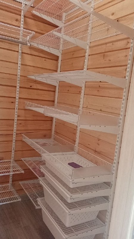 Белая П-образная гардеробная с выдвижными корзинами, ~1,4×2 м, фото 1