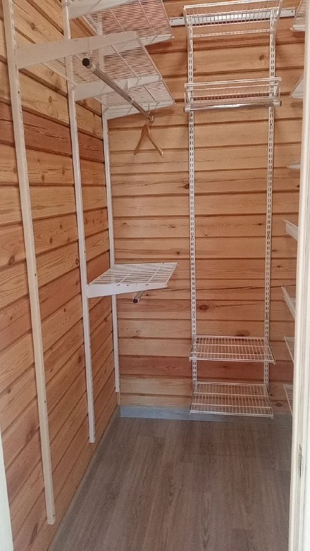 Белая П-образная гардеробная с выдвижными корзинами, ~1,4×2 м, фото 2