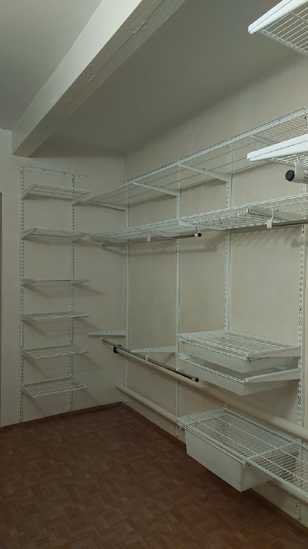 Белая П-образная гардеробная с выдвижными корзинами, ~2,8×2,1 м, фото 1