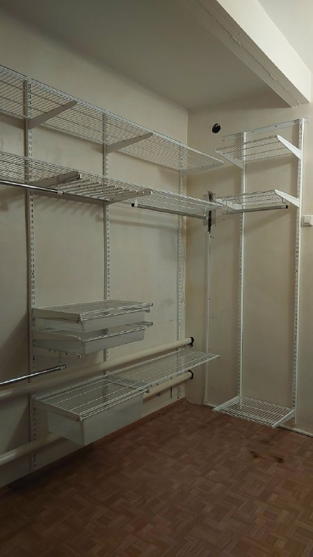 Белая П-образная гардеробная с выдвижными корзинами, ~2,8×2,1 м, фото 2