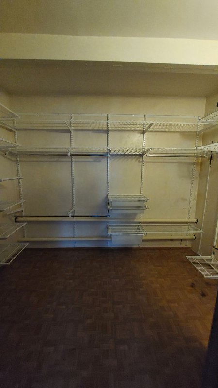 Белая П-образная гардеробная с выдвижными корзинами, ~2,8×2,1 м, фото 3
