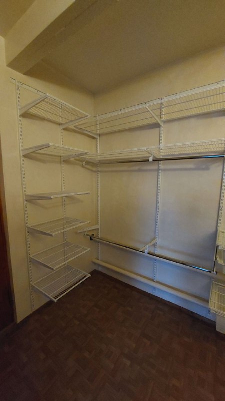 Белая П-образная гардеробная с выдвижными корзинами, ~2,8×2,1 м, фото 4