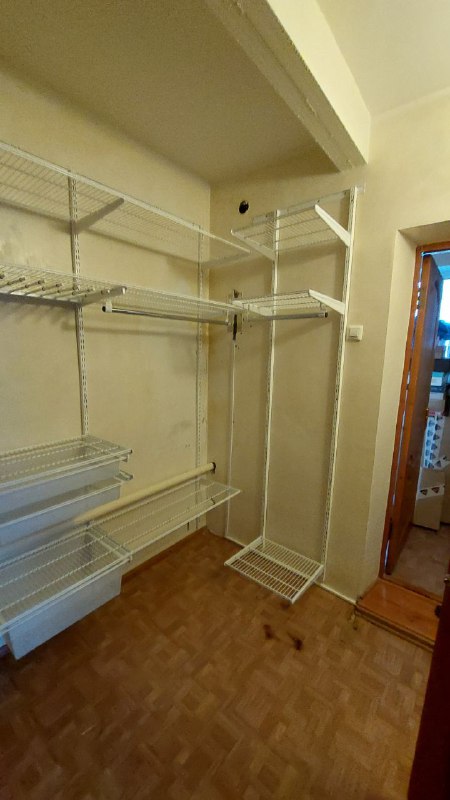 Белая П-образная гардеробная с выдвижными корзинами, ~2,8×2,1 м, фото 5