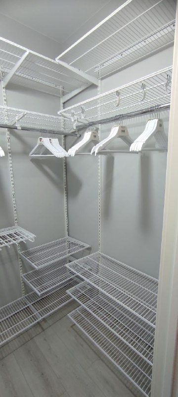 Белая П-образная гардеробная с выдвижными корзинами, ~1,3×1,5 м, фото 3