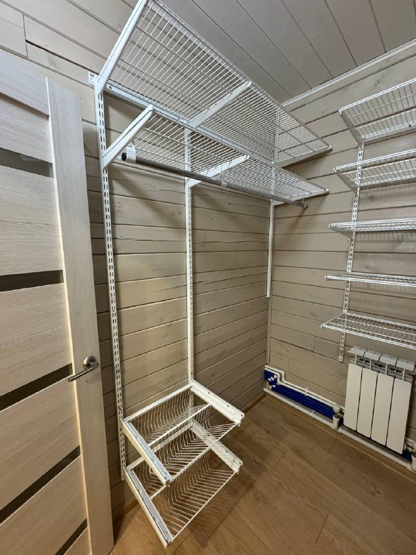 Белая П-образная гардеробная с выдвижными корзинами, ~1,7×2,1 м, фото 1