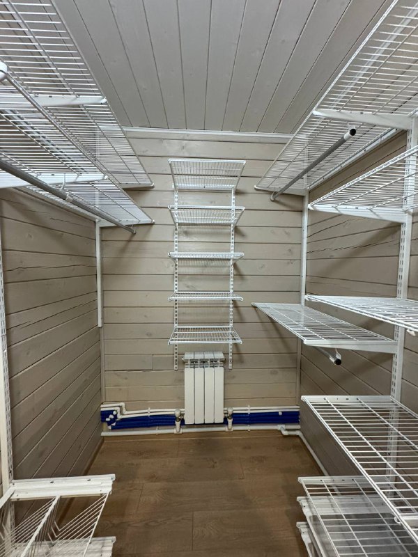 Белая П-образная гардеробная с выдвижными корзинами, ~1,7×2,1 м, фото 2