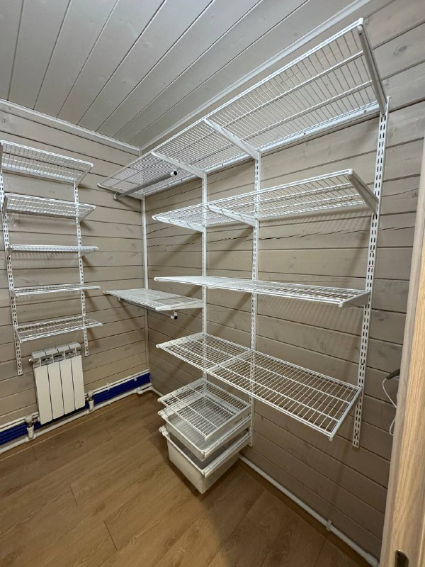Белая П-образная гардеробная с выдвижными корзинами, ~1,7×2,1 м, фото 3