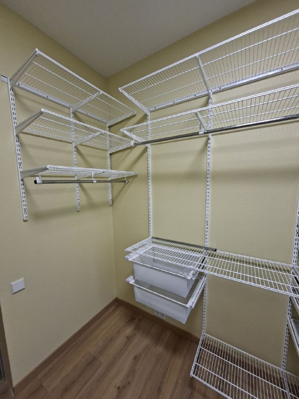 Белая П-образная гардеробная с выдвижными корзинами, ~2,4×1,8 м, фото 1