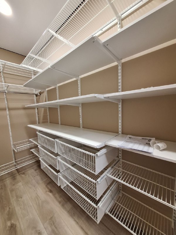 Белая П-образная гардеробная с выдвижными корзинами, ~1,9×3,1 м, фото 2