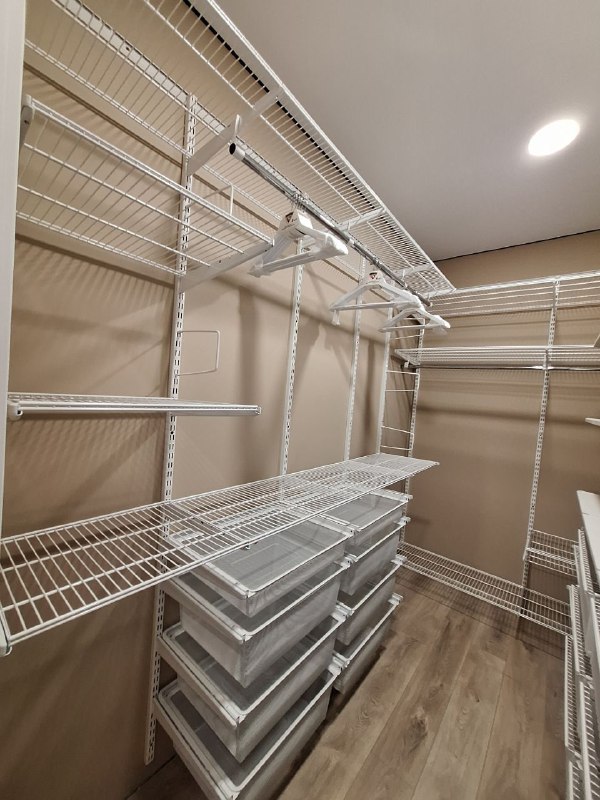 Белая П-образная гардеробная с выдвижными корзинами, ~1,9×3,1 м, фото 3