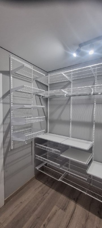 Белая П-образная гардеробная с выдвижными корзинами, ~2,4×2,2 м, фото 1