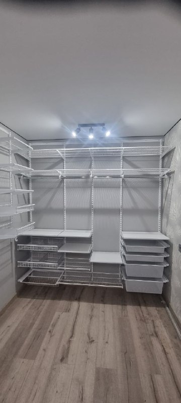 Белая П-образная гардеробная с выдвижными корзинами, ~2,4×2,2 м, фото 2