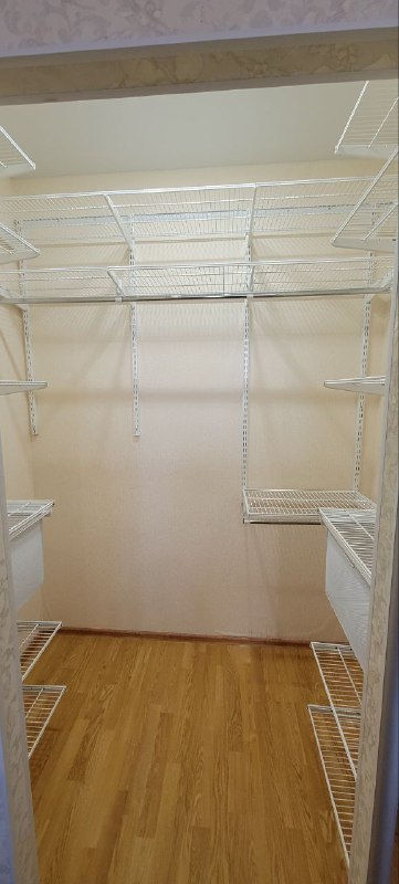 Белая П-образная гардеробная с выдвижными корзинами, ~1,8×1,5 м, фото 2