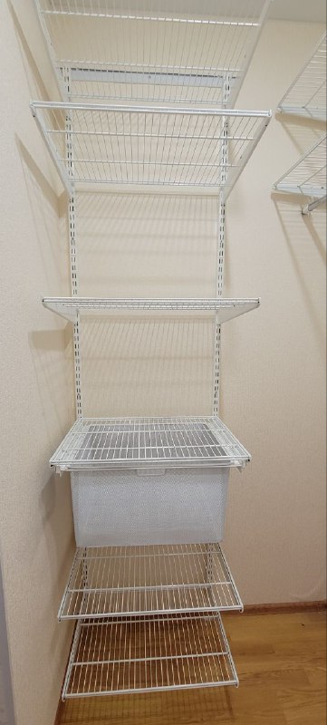 Белая П-образная гардеробная с выдвижными корзинами, ~1,8×1,5 м, фото 3