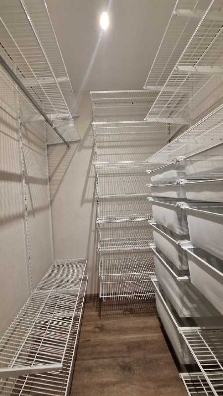 Белая П-образная гардеробная с выдвижными корзинами, ~1,8×2,4 м, фото 1