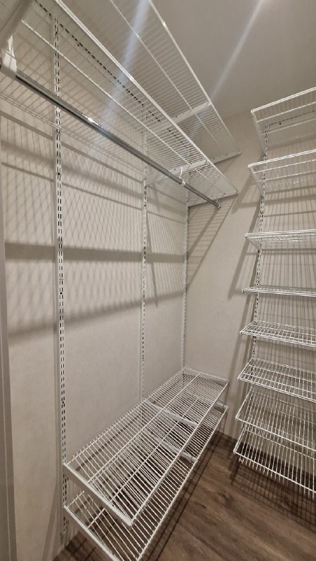 Белая П-образная гардеробная с выдвижными корзинами, ~1,8×2,4 м, фото 3