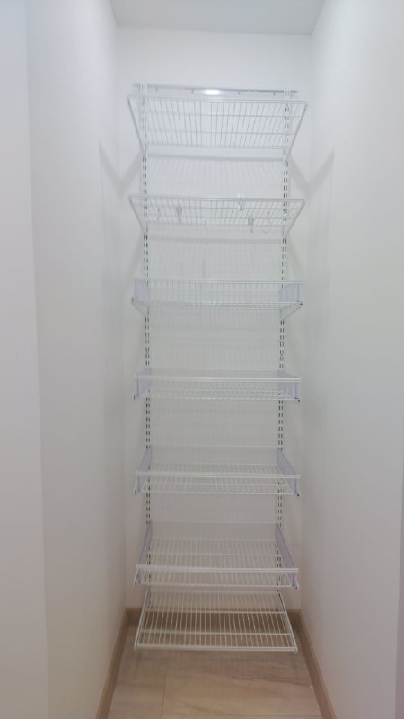 Белая П-образная гардеробная с выдвижными корзинами, ~1,9×2 м, фото 1