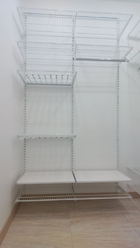 Белая П-образная гардеробная с выдвижными корзинами, ~1,9×2 м, фото 2