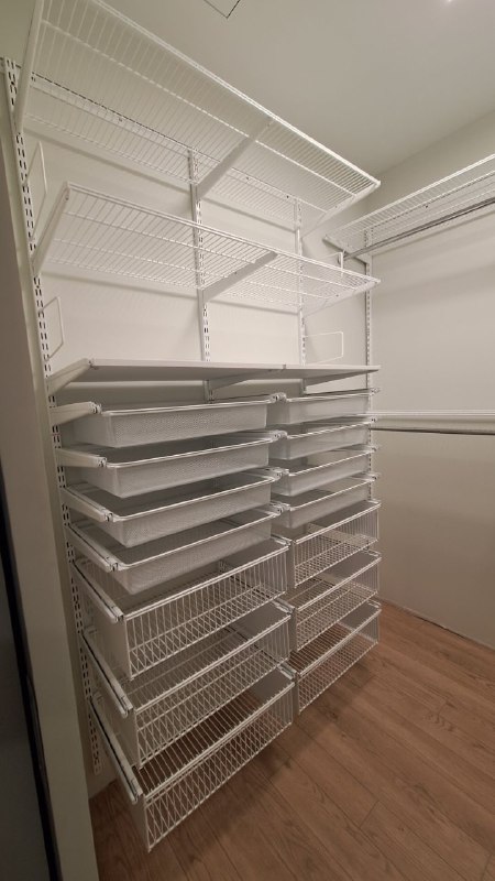 Белая П-образная гардеробная с выдвижными корзинами, ~1,8×2 м, фото 1