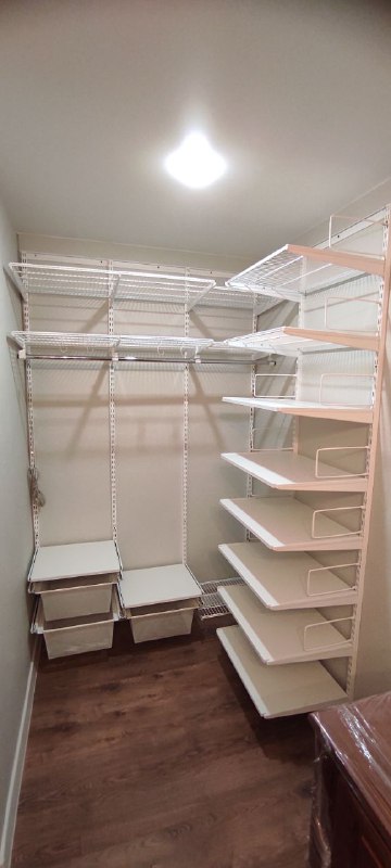 Белая П-образная гардеробная с выдвижными корзинами, ~1,9×2,1 м, фото 1