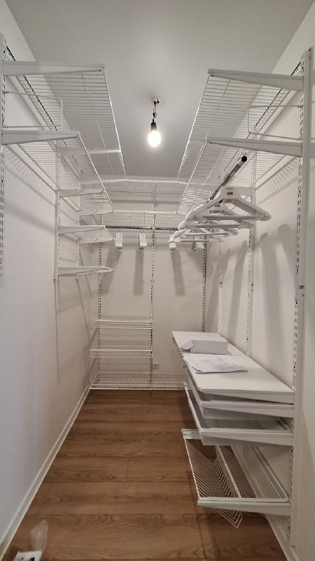 Белая П-образная гардеробная с выдвижными корзинами, ~1,8×2,5 м, фото 1