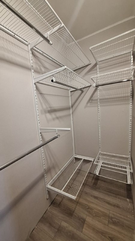 Белая П-образная гардеробная с выдвижными корзинами, ~1,8×1,8 м, фото 2
