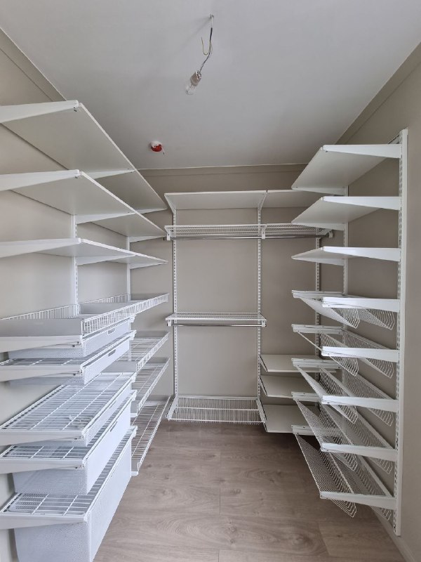 Белая П-образная гардеробная с выдвижными корзинами, ~1,8×2,5 м, фото 1
