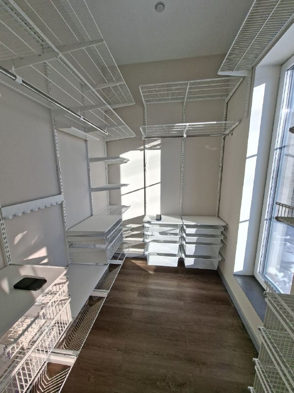 Белая П-образная гардеробная с выдвижными корзинами, ~1,8×2,7 м, фото 2