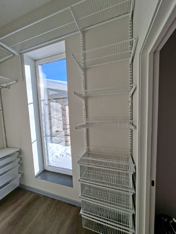 Белая П-образная гардеробная с выдвижными корзинами, ~1,8×2,7 м, фото 3