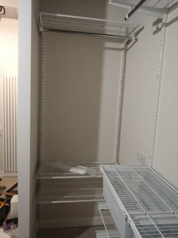 Белая П-образная гардеробная с выдвижными корзинами, ~2×2,1 м, фото 3