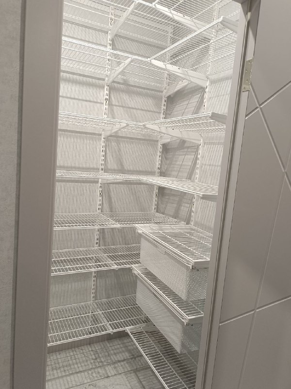Белая П-образная гардеробная с выдвижными корзинами, ~1,4×1,4 м, фото 3