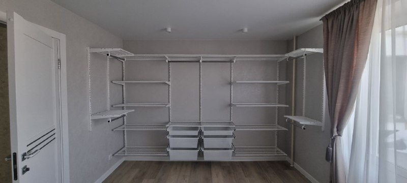 Белая П-образная гардеробная с выдвижными корзинами, ~3×2,8 м, фото 1