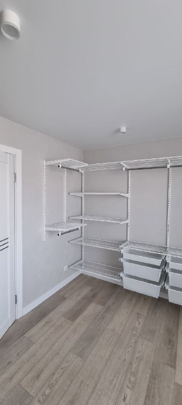 Белая П-образная гардеробная с выдвижными корзинами, ~3×2,8 м, фото 2