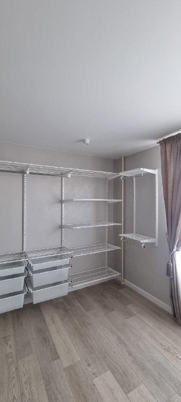 Белая П-образная гардеробная с выдвижными корзинами, ~3×2,8 м, фото 3