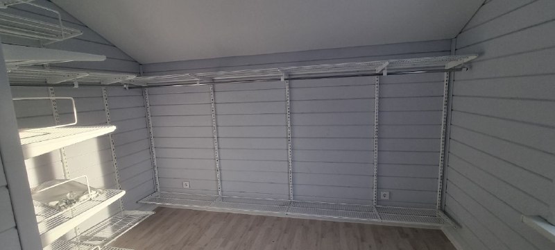 Белая П-образная гардеробная с выдвижными корзинами, ~2,4×2,2 м, фото 1