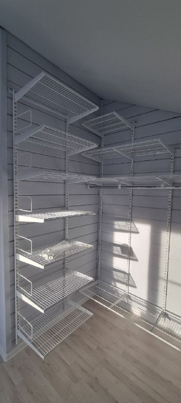 Белая П-образная гардеробная с выдвижными корзинами, ~2,4×2,2 м, фото 3