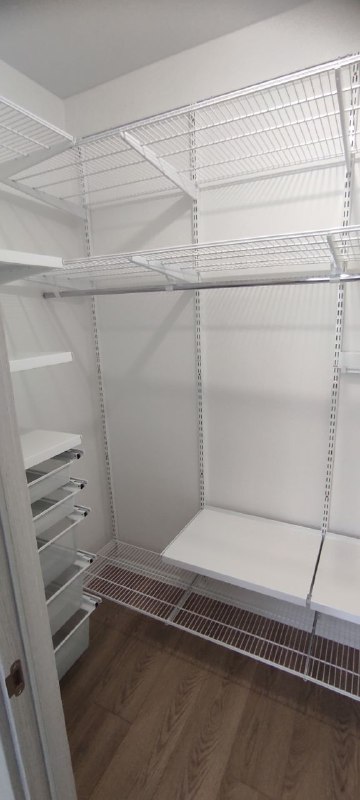 Белая П-образная гардеробная с выдвижными корзинами, ~1,3×1,8 м, фото 2