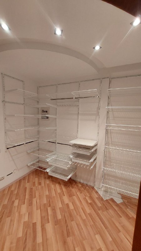 Белая П-образная гардеробная с выдвижными корзинами, ~2,7×2,2 м, фото 1