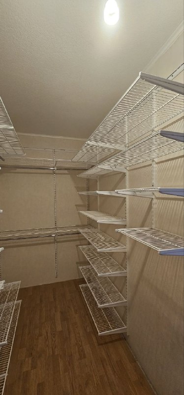 Белая П-образная гардеробная с выдвижными корзинами, ~1,8×2,6 м, фото 1