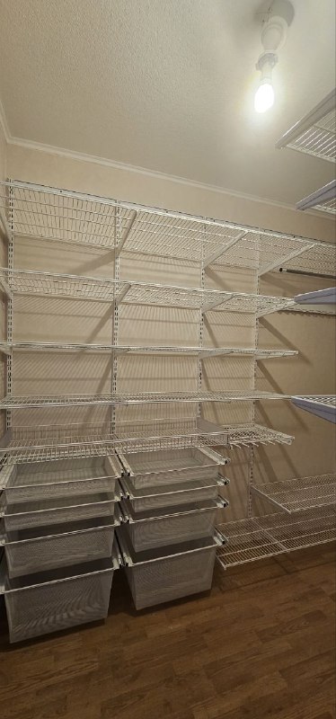 Белая П-образная гардеробная с выдвижными корзинами, ~1,8×2,6 м, фото 2