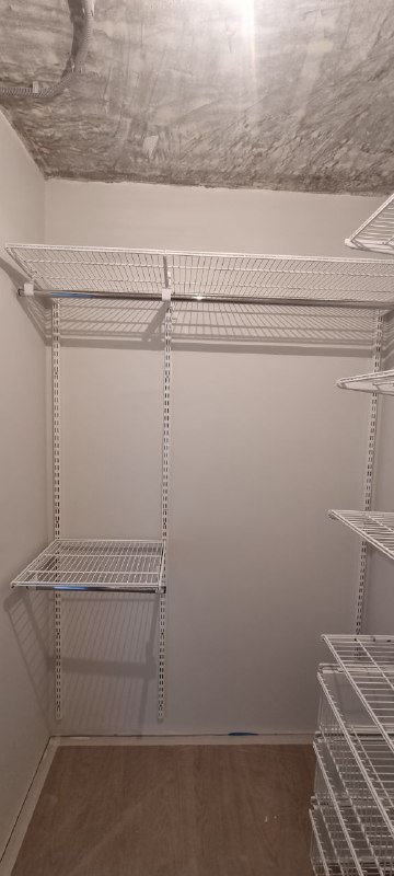 Белая П-образная гардеробная с выдвижными корзинами, ~1,8×1,5 м, фото 3