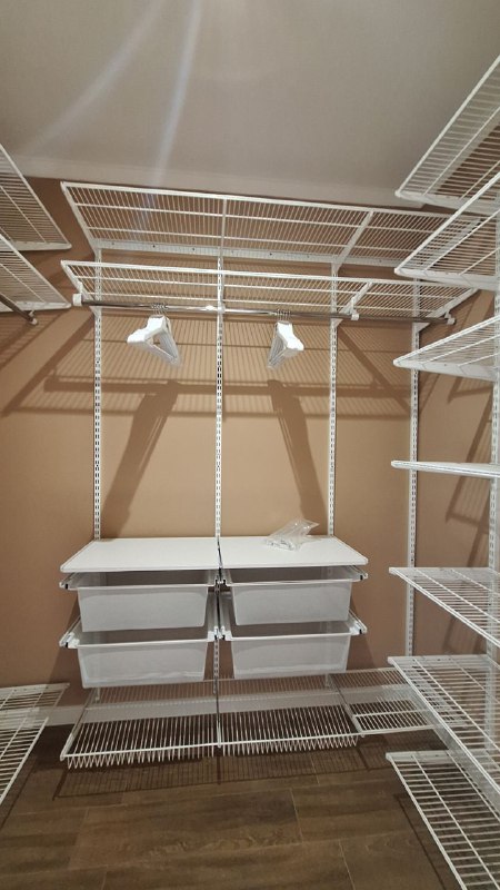 Белая П-образная гардеробная с выдвижными корзинами, ~1,8×2 м, фото 1